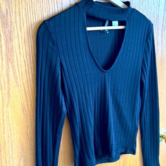 Black V-Neck - Picture 2 of 2